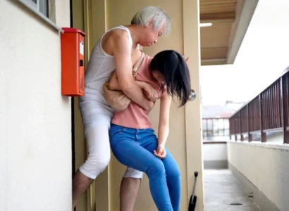 Cô vợ trẻ mới cưới bị bố chồng già lạm dụng