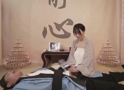 Nữ tu trẻ chăm sóc vị đạo sĩ bị thương