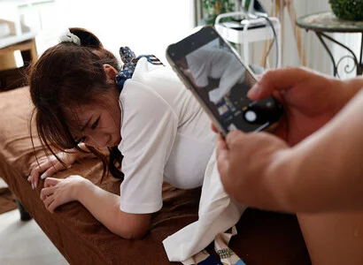 Em nhân viên ở tiệm triệt lông bạo hành tình dục với em