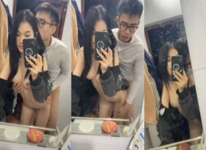 Cặp đôi trẻ ân ái với nhau trước gương