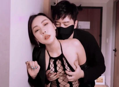 Người phụ nữ bán thân cho ông sếp để trả nợ cho chồng