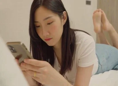 Người phụ nữ vụng trộm với anh nhân viên giao hàng