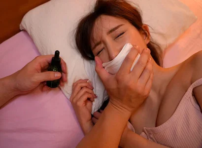 Một kẻ cho cô em họ xinh đẹp uống thuốc mê và quan hệ